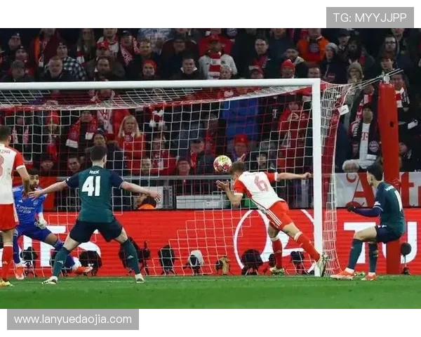 拜仁官方：格雷罗大腿轻微撕裂暂缺阵